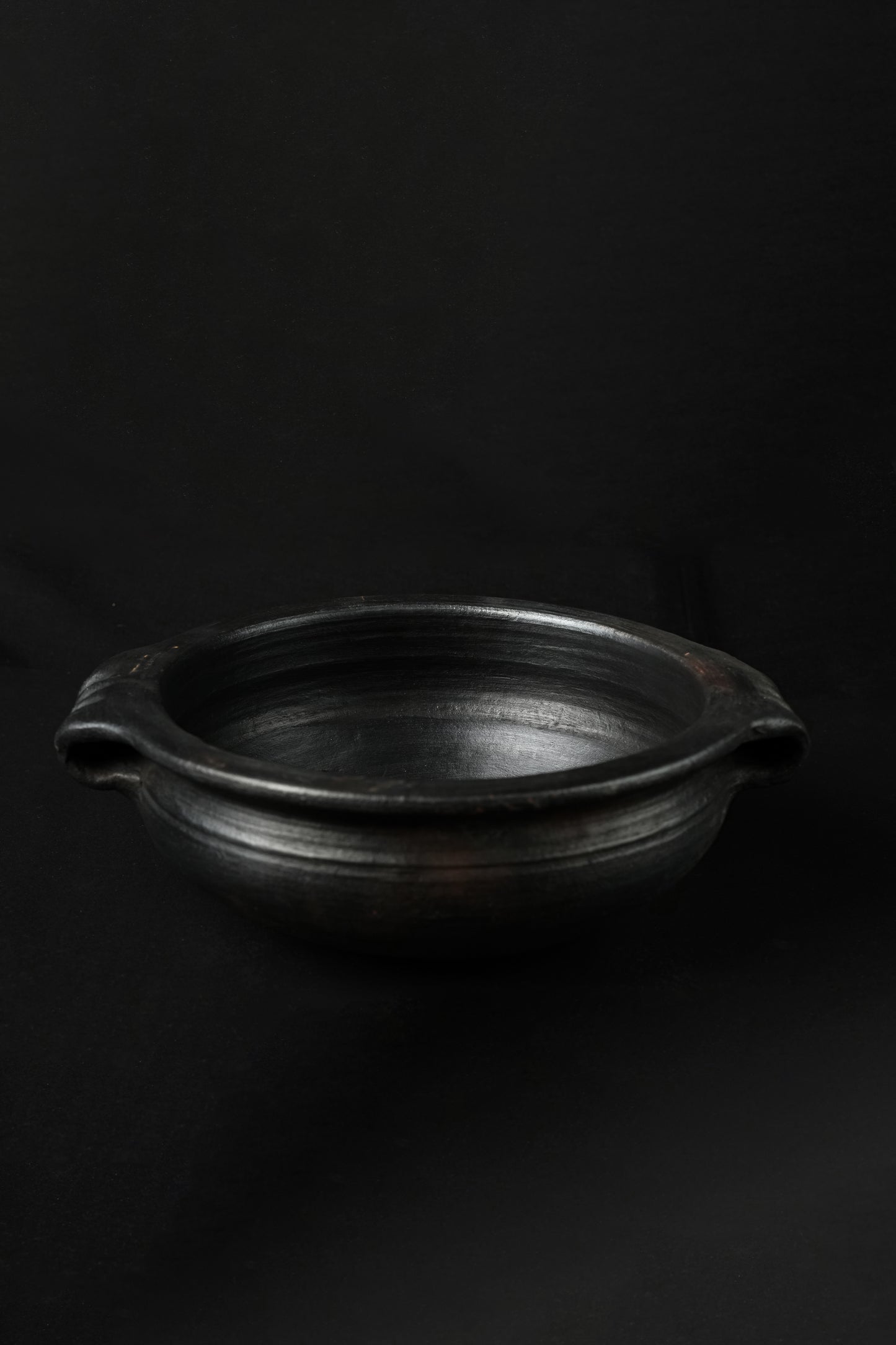 Blackened Clay Uruli With Lid (HOUSE DECOR/COOKING - MEDIUM)
