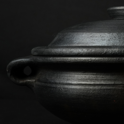 Blackened Clay Uruli With Lid (HOUSE DECOR/COOKING - MEDIUM)